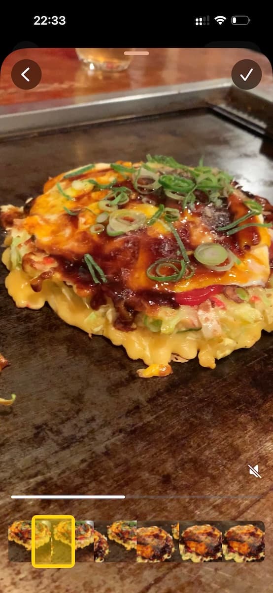 Trimming a one-second clip from a video of okonomiyaki cooking on a griddle